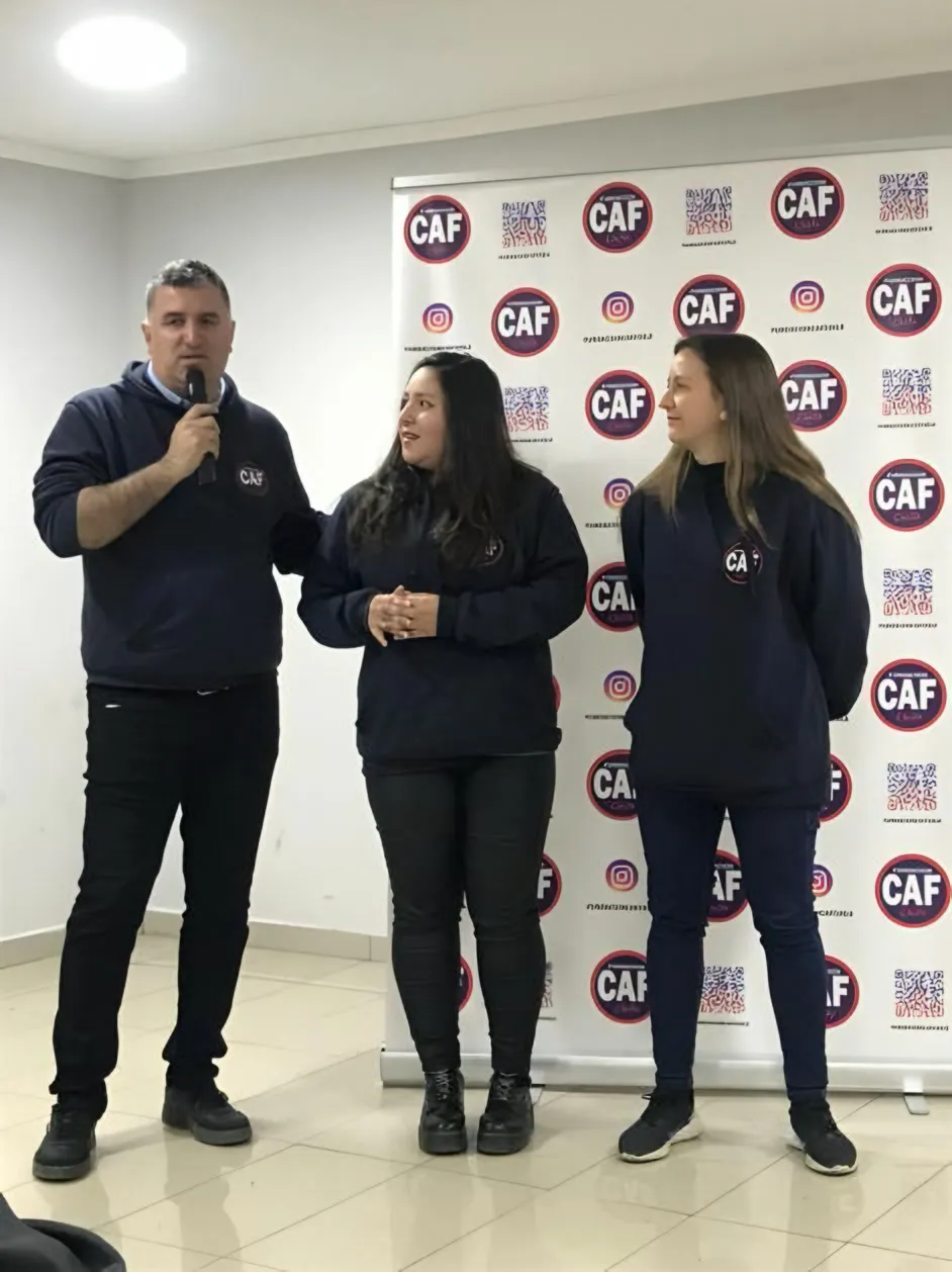 Tres personas con polerón de la fundación hablan al público con micrófono.